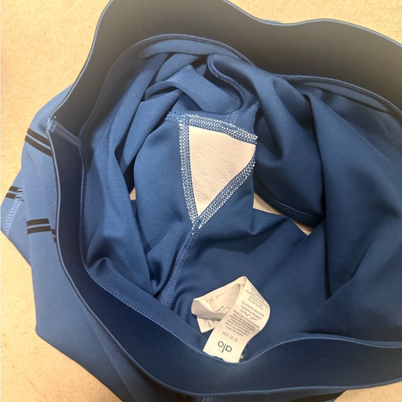 Alo Yoga Airlift High-Waist Line Up Short in eclipse blue NWOT - Picture 4 of 4